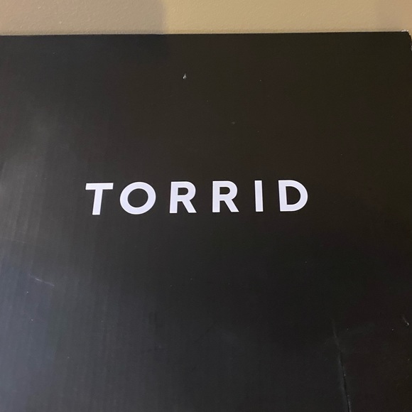 BLACK FAUX LEATHER QUILTED STRAPPY KNEE-HIGH BOOT - Picture 4 of 4